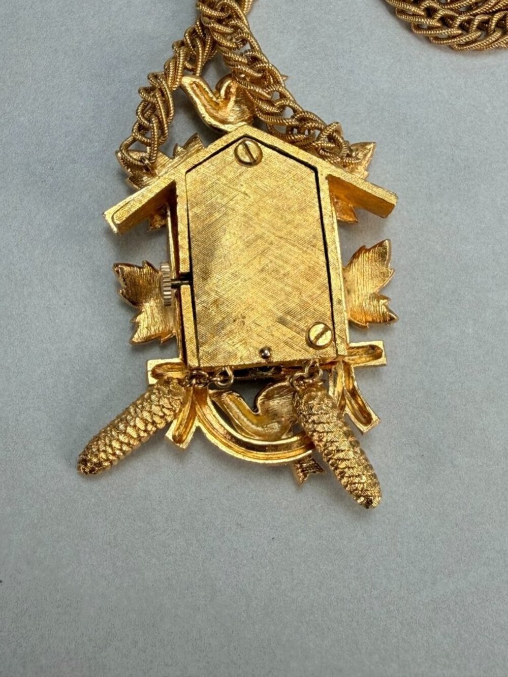 Vintage Stunning Trifari Cuckoo Clock Pendant Watch Necklace Gold Tone Birds - Picture 8 of 12